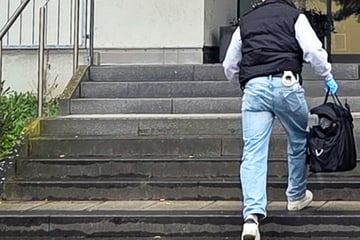 Messerattacke: Messerattacke vor Psychiatrie: Frau (59) auf Parkplatz niedergestochen