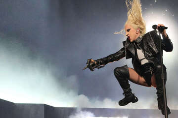 Wilde Tanzeinlagen und rasante Outfit-Wechsel: Lady Gaga rockt Düsseldorfer Arena