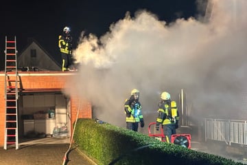 Garage steht in Flammen: Feuer droht auf Wohnhaus überzugreifen
