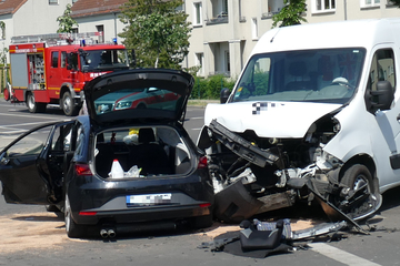 Heftiger Kreuzungscrash: Fünf Menschen verletzt - drei schwer!