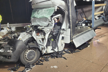Unfall A12: Transporter kracht ungebremst in Lkw: Fahrer stirbt