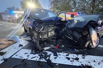 Fiesta kracht beim Abbiegen in Renault: Schwerer Unfall mit zwei verletzten Fahrerinnen