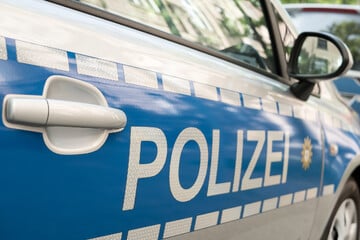 Einbruchsversuch: Tatverdächtiger zieht vor Polizisten Waffen