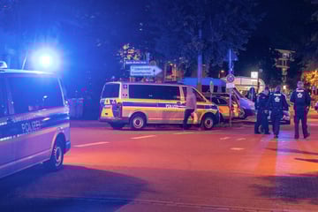 Fußballfans eskalieren: Massenschlägerei auf offener Straße