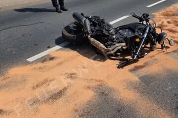 Von der Spur abgekommen: Motorradfahrer nach Unfall schwer verletzt