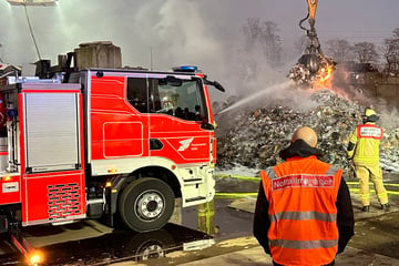 Brand in Kölner Entsorgungsbetrieb: Feuerwehr mit zahlreichen Kräften im Einsatz