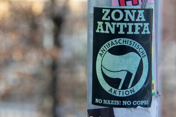 Wegen Antifa-Aufkleber: Mann durch reizende Substanz verletzt