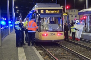 Tödlicher Unfall: Fußgängerin wird unter Straßenbahn eingeklemmt und stirbt