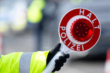 Polizei traut ihren Augen kaum: 15 Menschen in Neunsitzer, Fahrer auf Koks
