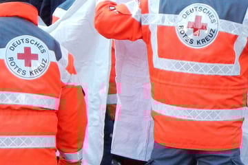 BMW kracht gegen Betonwand: Fahrer (†39) stirbt noch am Unfallort