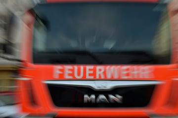 Lagerhalle fackelt ab, Schaulustige behindern Löscharbeiten