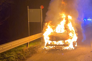 Unfall A61: Heftiger Unfall während Stau auf A61: Auto geht in Flammen auf