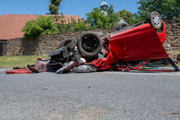Ford-Fahrer überschlägt sich in Oberlausitz: Rettungshelikopter im Einsatz