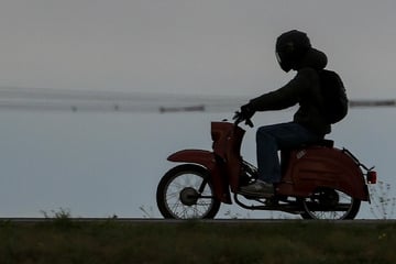 Simson kracht in Wohnmobil: Jugendlicher schwerst verletzt