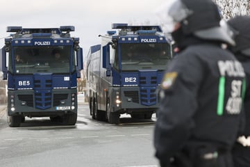 Polizei-Großaufgebot, tausende Demonstranten: Was rund um den AfD-Parteitag in Riesa los war