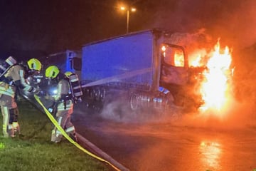 Unfall A2: Einsatz an Autobahn-Tankstelle: Laster steht in Flammen