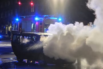Hamburg: Auto geht während der Fahrt in Flammen auf! Insassen haben großes Glück