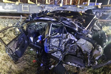 Güterzug erfasst Pkw: Fahrerin schwer verletzt