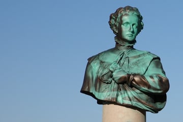 München: Gerade erst enthüllt! Neues "Märchenkönig"-Denkmal wird zum Fall für die Polizei