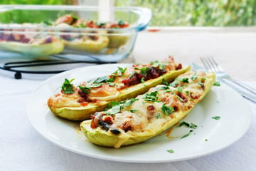 Gefüllte Zucchini mit Hackfleisch und Käse: so leicht und lecker