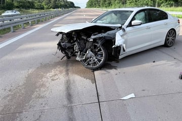 Hinterrad plötzlich kaputt: BMW-Fahrer schlittert über A9 und kracht in Leitplanke