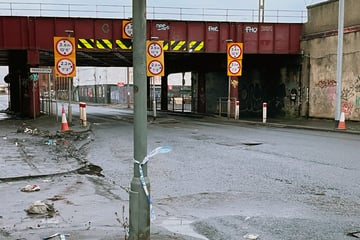 Doppeldeckerbus steckt unter Brücke fest: Acht Verletzte