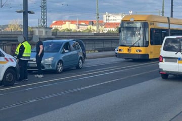 Unfall im Feierabendverkehr: Straßenbahn kollidiert mit Ford auf Marienbrücke