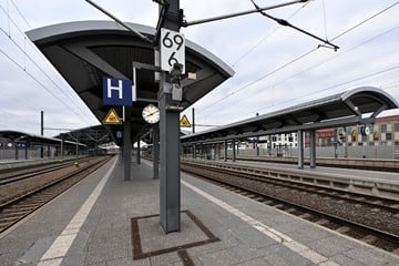 Völlig wirr: 22-Jährige wirft am Hauptbahnhof ihre Kleidung umher