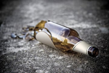 Betrunkener bewirft Hundehalter mit Glasflaschen
