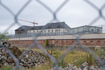 Promille im Gepäck: Handwerker fährt betrunken in JVA