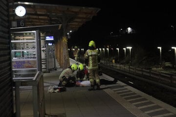 Mann will Gleise überqueren und wird von S-Bahn erfasst: Arm ab!