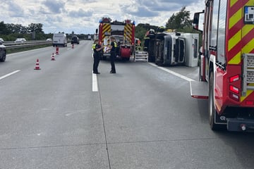Unfall A1: Wohnmobil kippt auf A1 um: Person in Fahrzeug eingeklemmt
