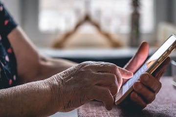 Betrüger rufen bei Seniorinnen an und fordern Geld: Doch Frauen haben den richtigen Riecher