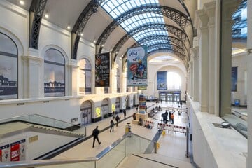 Dresden: Einsatz im Dresdner Hauptbahnhof: Betrunkener schlägt junger Frau ins Gesicht