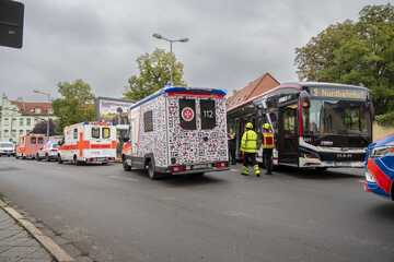 Linienbus und Mercedes in Unfall verwickelt: Zwei Menschen verletzt, Polizei sucht nach der Ursache