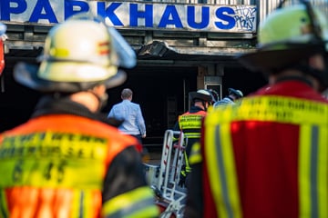 Acht Autos brennen in Parkhaus