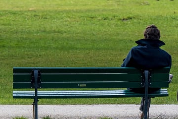 Berlin: Mann zieht fremder Frau plötzlich an den Haaren und wirft Flasche auf Helfer