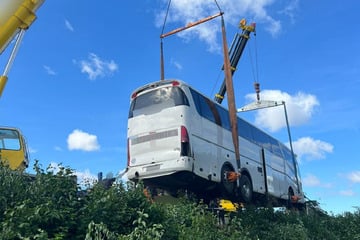 Unfall A38: Reisebus kommt von Autobahn ab - Fahrbahn gesperrt!