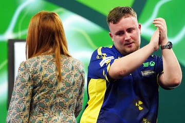 Darts-Star Luke Littler stellt Rekord auf und bricht dann in Tränen aus