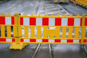Schwerer Unfall auf Baustelle in München-Laim: Bagger erfasst Fußgänger