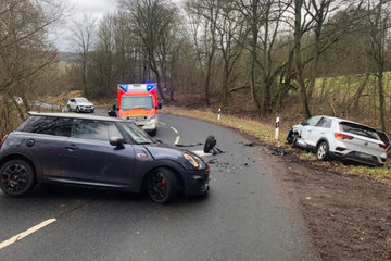 Überholvorgang geht schief: Autounfall bei Göttingen fordert drei Verletzte