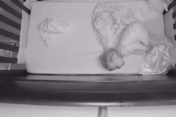 Mutter traut ihren Ohren kaum, als sie hört, was kleine Tochter durchs Babyfon ruft