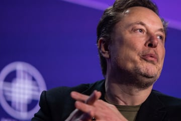 Elon Musk: Elon Musk accused of stealing designs for Tesla from I, Robot director