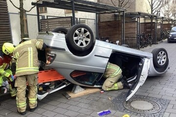 Berlin: Auto überschlägt sich in Berlin-Mitte: Feuerwehr rettet eingeklemmte Person