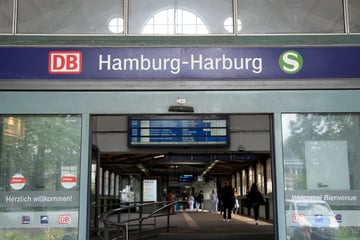 Hamburg: Mann schläft auf Sitzbank am Bahnsteig: Kurze Zeit später liegt er auf dem Gleis