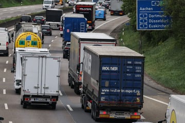 Unfall A4: Kilometerlanger Stau auf A4: Umgekippter Lkw blockiert Fahrbahn nach Köln