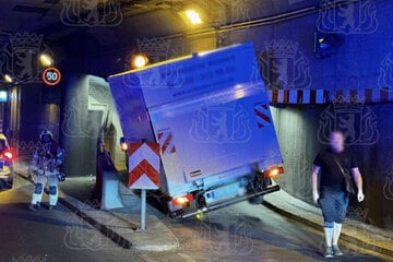 Berlin: Unfall in Moabit: Kleintransporter verkeilt sich an Decke des Tiergarten-Tunnels