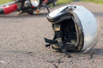 Biker kracht in Gegenverkehr und landet schwer verletzt im Krankenhaus