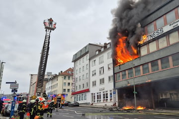 Riesige Rauchsäule kilometerweit sichtbar: Millionenschaden bei Feuer in Kassel