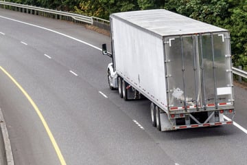 Unfall A9: Vollsperrung auf A9 Richtung Berlin: Lkw-Fahrer mit gesundheitlichen Problemen